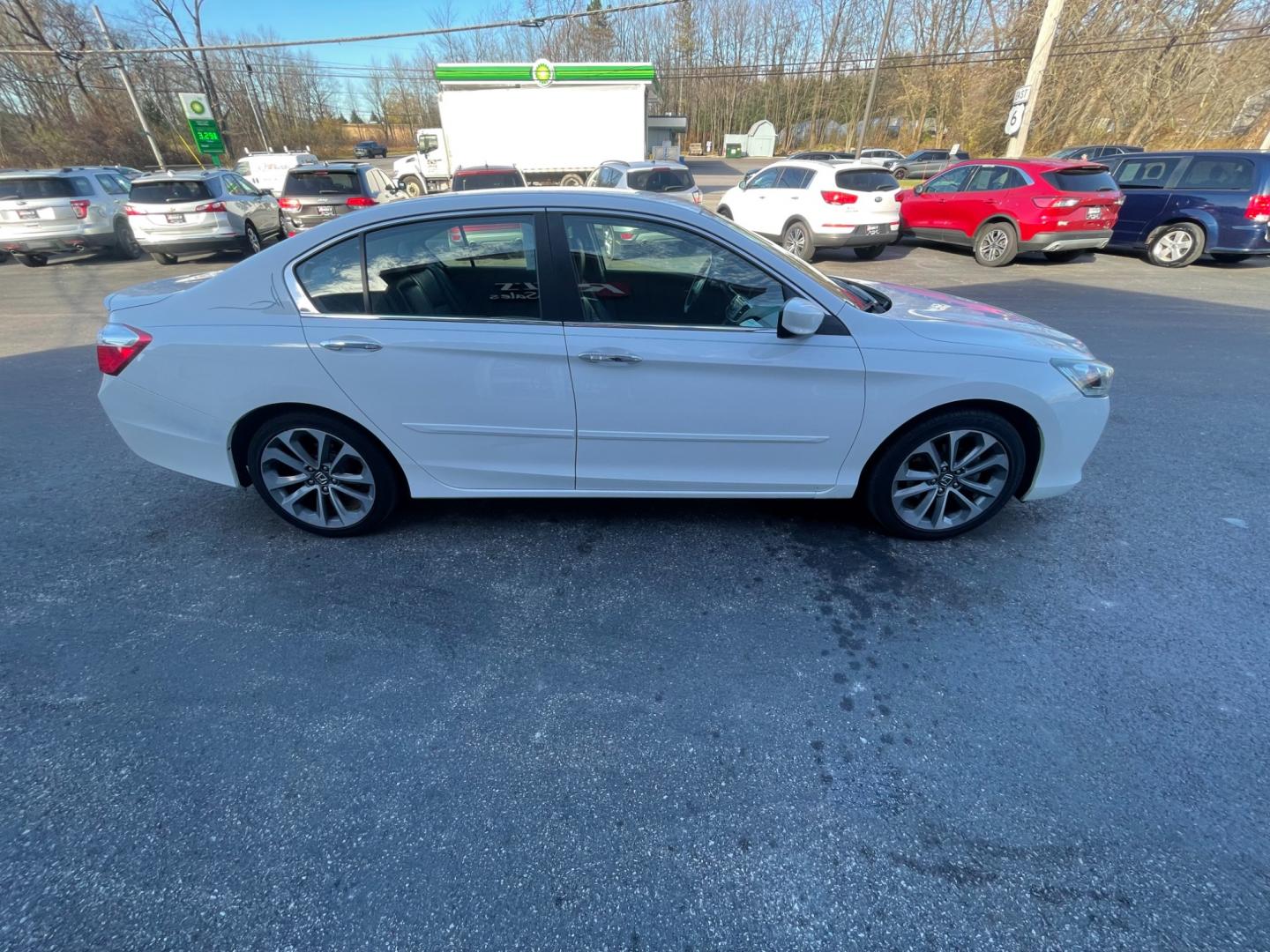 2013 White /Black Honda Accord Sport (1HGCR2F50DA) with an 2.4L I4 DOHC 16V engine, Automatic transmission, located at 547 E. Main St., Orwell, OH, 44076, (440) 437-5893, 41.535435, -80.847855 - This 2013 Honda Accord Sport CVT is a reliable and fuel-efficient sedan. It is powered by a 2.4-liter four-cylinder engine that produces 189 horsepower. The CVT (continuously variable transmission) provides smooth and efficient acceleration. The Accord Sport CVT comes equipped with features such as - Photo#5